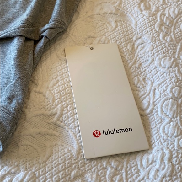 “Do the Twist Crop Tank”Lululemon BRAND NEW W Tags - Picture 2 of 4